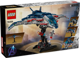 Trasera de la caja LEGO Marvel 76325 Quinjet Vengadores - Muestra cabina abatible, cañones frontales, compuerta posterior y moto de Viuda Negra
