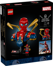 Trasera de la caja LEGO Marvel 76326 Busto Iron Spider-Man - Muestra 2 bases intercambiables con placa identificativa y minifigura desmontable
