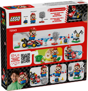 Trasera de la caja LEGO Super Mario 72043 Mario Kart - Muestra circuito completo con zona de salida, barreras, conos y podio de victoria
