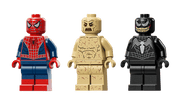 Tres minifiguras LEGO Marvel 76334: Spider-Man traje clásico, Sandman beige y Venom negro con tentáculos
