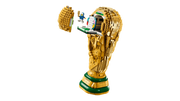 Trofeo FIFA LEGO 43020 vista lateral mostrando detalles dorados y base verde
