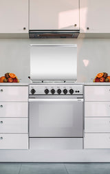 Cocina de gas Vitrokitchen UN55I instalada entre muebles de cocina claros