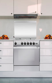 Cocina de gas Vitrokitchen UN55I instalada entre muebles de cocina claros