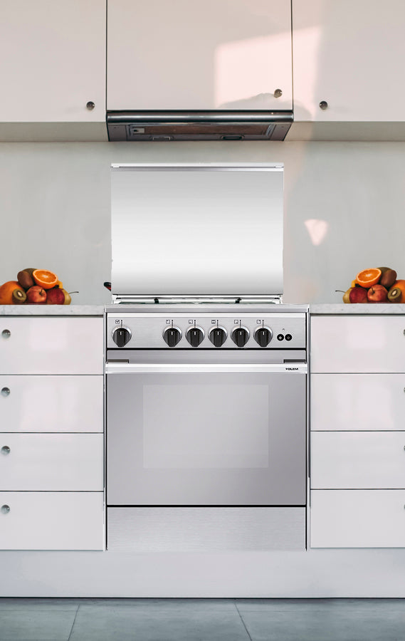 Cocina de gas Vitrokitchen UN55I instalada entre muebles de cocina claros