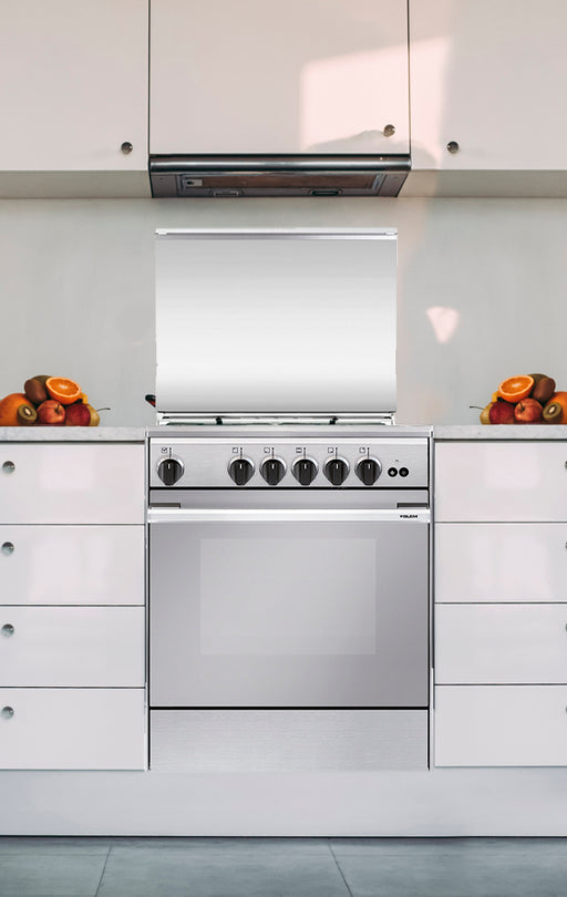 Cocina de gas Vitrokitchen UN55I instalada entre muebles de cocina claros