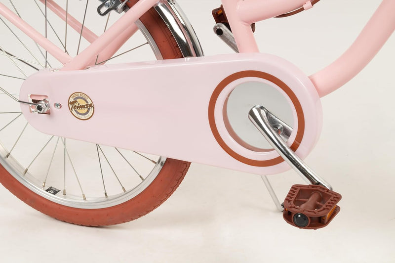 Vista del plato y pedal de la bici Toimsa con protector rosa y detalles vintage
