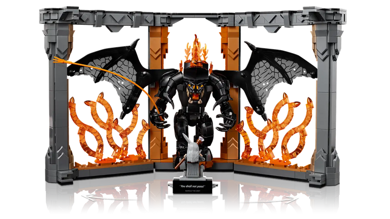 Vista frontal del diorama LEGO 10367 con Gandalf enfrentándose al Balrog en el puente de Khazad-dûm entre llamas.