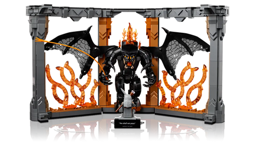 Vista frontal del diorama LEGO 10367 con Gandalf enfrentándose al Balrog en el puente de Khazad-dûm entre llamas.