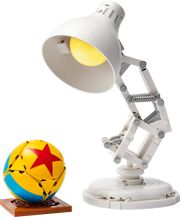 Vista frontal del set LEGO Pixar con base de exposición y logo