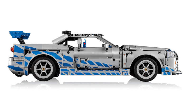 Vista lateral LEGO Nissan Skyline 42210 mostrando suspensión funcional y puertas abiertas
