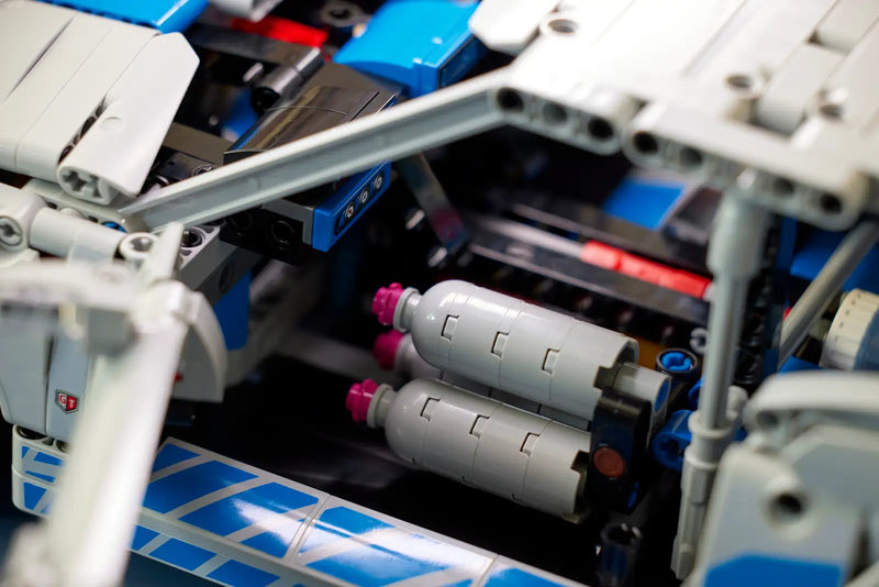 Vista lateral del LEGO Technic Skyline 42210 con llantas y líneas de diseño deportivas