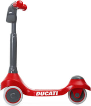 Vista lateral del Patinete Chicco Ducati mostrando la base antideslizante texturizada de 18 cm y estructura robusta de plástico resistente hasta 20 kg
