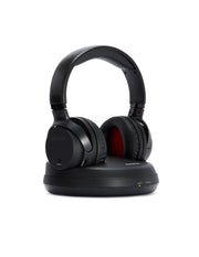 Auriculares inalámbricos Aiwa WHF-930D negros sobre su base de carga transmisora para TV