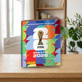 Álbum Panini FIFA World Cup 2026 sobre una mesa de madera