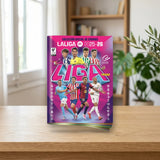 Álbum Panini Liga Este 2025/26 (Suelto, Sin Sobres) sobre una mesa de madera