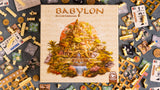 Portada de Babylon rodeada de pilares, losetas de terraza y tableros personales