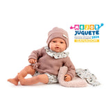 Reborn Baby Love con portabebé de Antonio Juan, ganadora del premio Mejor Juguete 2026, sentada con su mantita de borreguito