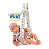 Reborn Baby Love colocada en su portabebé de tela floral, con el sello Mejor Juguete 2026