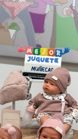 Reborn Baby Love con portabebé junto al trofeo Mejor Juguete 2026, categoría Muñecas, de la Asociación Española de Fabricantes de Juguetes