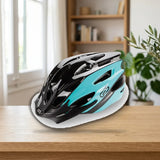 Biocycle Casco Apache Celeste Negro Talla Unica (H300Q66) sobre una mesa de madera