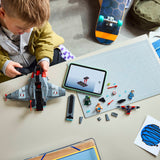 Niño montando el LEGO Marvel 76347