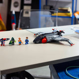 Quinjet LEGO 76347 expuesto en una mesa con sus minifiguras
