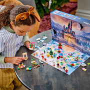 Niña abriendo una ventana del LEGO 43298