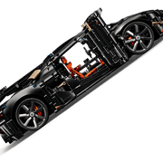 Vista frontal del LEGO Technic 42232 con las puertas abiertas