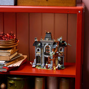 La mansión LEGO 11383 expuesta en una estantería