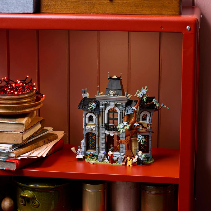 La mansión LEGO 11383 expuesta en una estantería