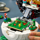 Adulto abriendo la Poké Ball LEGO 72154 ya montada
