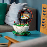 Poké Ball LEGO 72154 expuesta en un salón