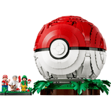 Poké Ball LEGO 72154 montada sobre su base de hierba con los personajes