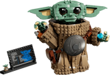 Figura LEGO Grogu 75446 construida: armadura Beskar con escudo Mudhorn, bolsa con galleta azul, placa informativa Star Wars y minifigura estándar