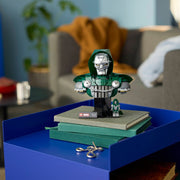 El busto del Doctor Doom LEGO 76345 expuesto