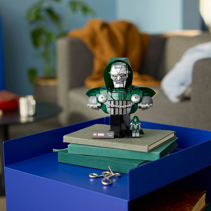El busto del Doctor Doom LEGO 76345 expuesto