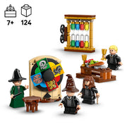 Sombrero Seleccionador colocado sobre una minifigura en el LEGO Harry Potter 76460