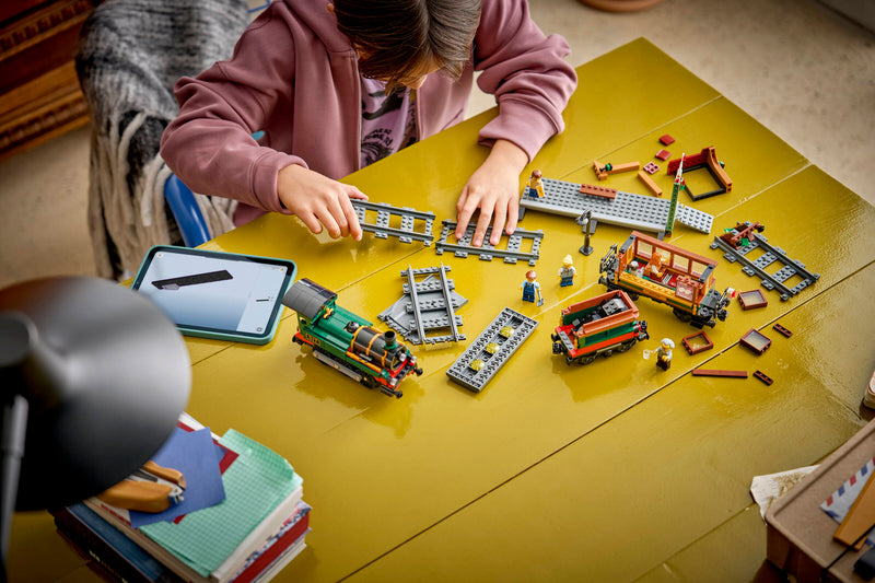 Niño montando el tren de vapor clásico LEGO City 60511 de 575 piezas