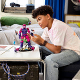 Chico jugando con el Centinela del LEGO Marvel 76348