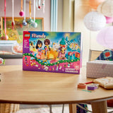 Calendario de Adviento LEGO Friends 42698 en una mesa decorada de Navidad