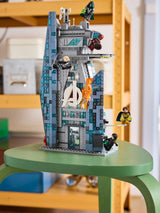 Torre Vengadores LEGO 76352 expuesta sobre una mesa
