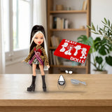 Bratz Stylin' Jade con Camiseta Personalizable y Accesorios sobre una mesa de madera