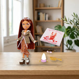 Bratz Stylin' Yasmin con Camiseta Personalizable y Accesorios sobre una mesa de madera