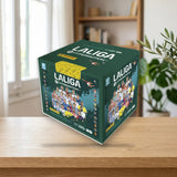 Caja 50 Sobres Cromos Liga Hypermotion 2025/26 Panini sobre una mesa de madera