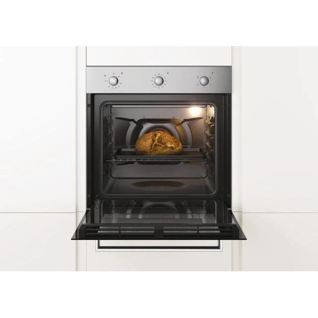 Horno Candy FCP502X empotrado con la puerta abierta y una bandeja de asado
