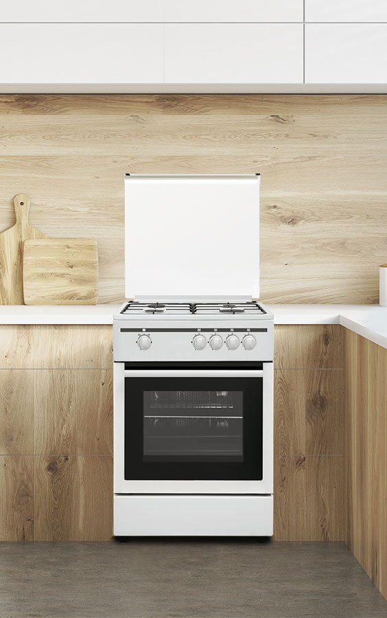 Cocina de gas Vitrokitchen CB55 blanca instalada entre muebles de cocina de madera