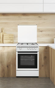 Cocina de gas Vitrokitchen CB60 blanca instalada entre muebles de cocina de madera