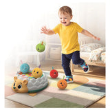 Niño persiguiendo al erizo Zippy Ziggy Clementoni 55677 por la habitación