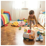 Niño corriendo detrás del erizo motorizado Zippy Ziggy Clementoni 55677
