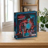 Clementoni Stranger Things - Friends Don't Lie (55184) sobre una mesa de madera